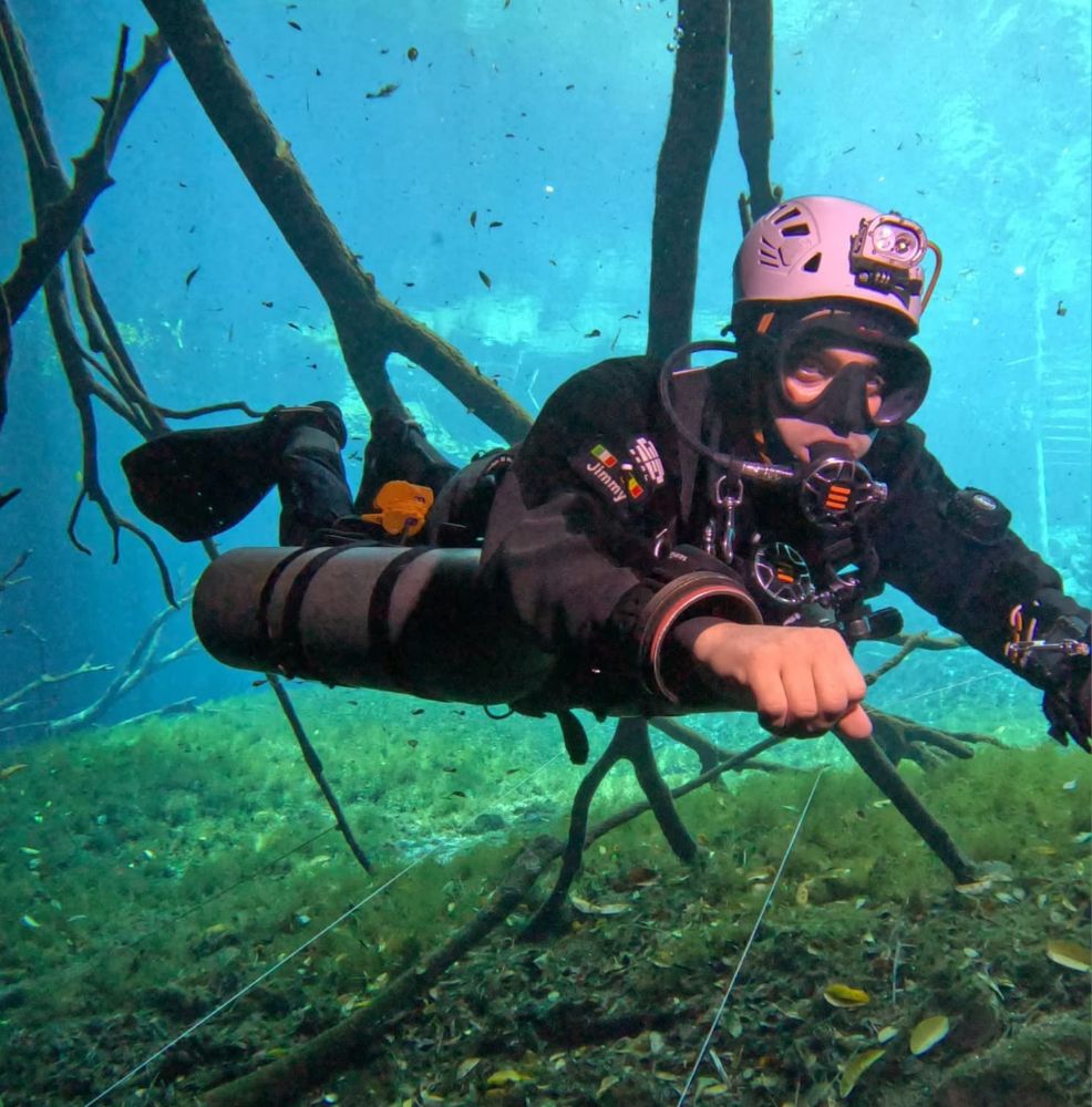 Sidemountduiker in horizontale trim tijdens een opleiding van Sidemount Academy